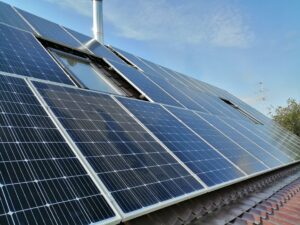 Сонячні панелі встановлені на дах з металочерепиці
